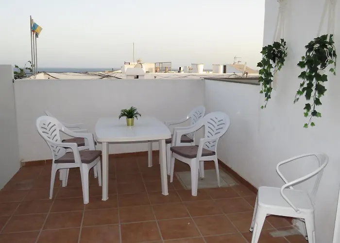 Modern Bright Old Town Two Bedroom Apartment PDC